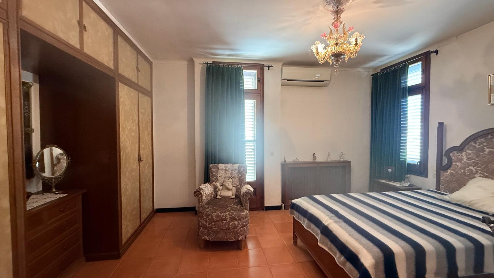 CASA EN VENTA CON GARAJE Y JARDÍN EN EL CENTRO DE PALAFRUGELL