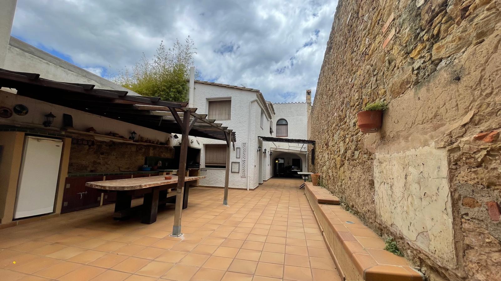Restauriertes Stadthaus mit Terrasse und Geschäftsräumen zum Verkauf, am Fuße der Altstadt von Pals, Baix Empordà, Girona