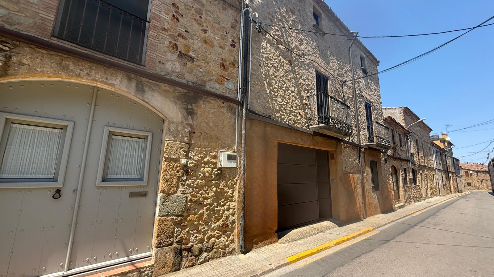 Restauriertes Stadthaus mit Terrasse und Geschäftsräumen zum Verkauf, am Fuße der Altstadt von Pals, Baix Empordà, Girona