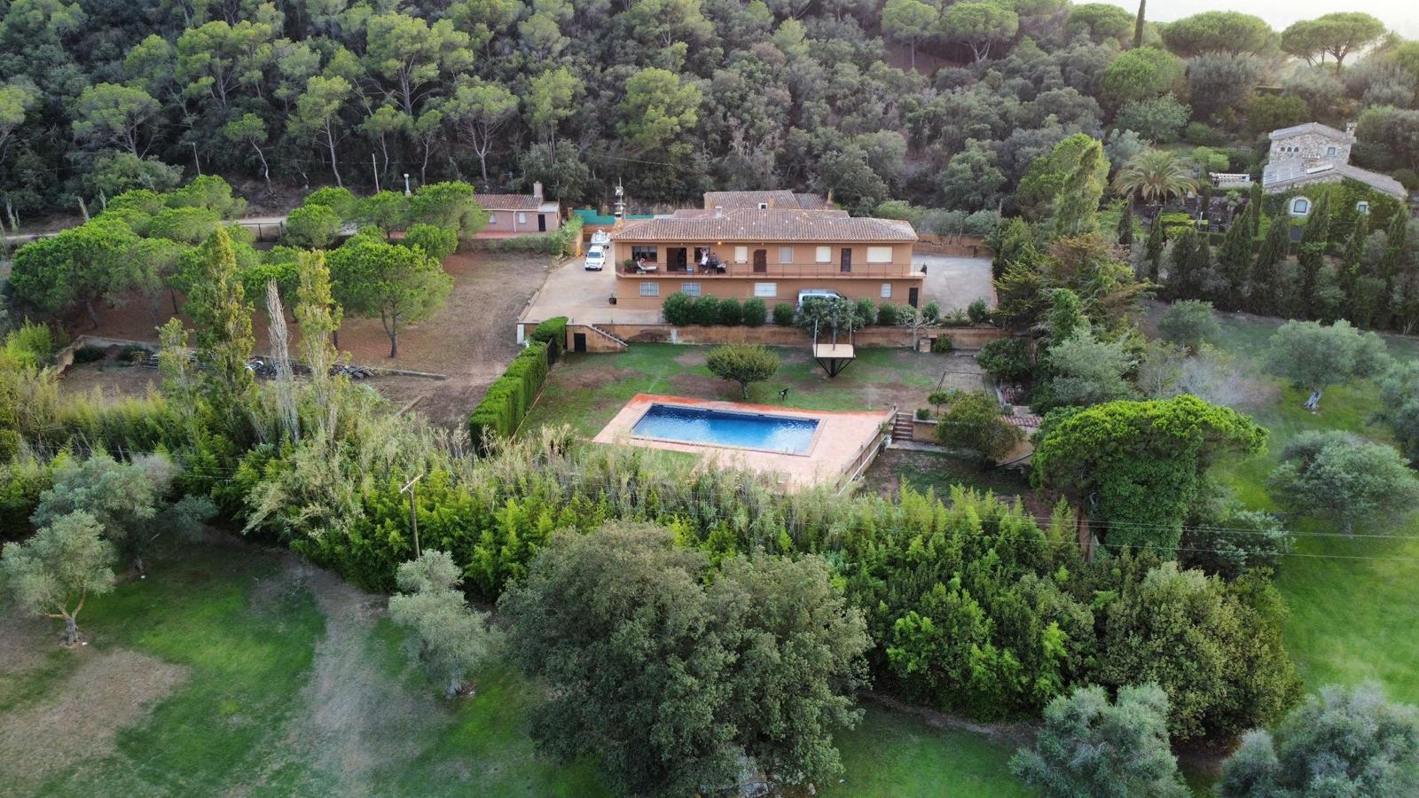 FINCA DE 4.000 M2 CON CASA DE CAMPO SITUADA EN UN EXCLUSIVO PARAJE ENTRE CALELLA DE PALAFRUGELL Y MONT-RAS