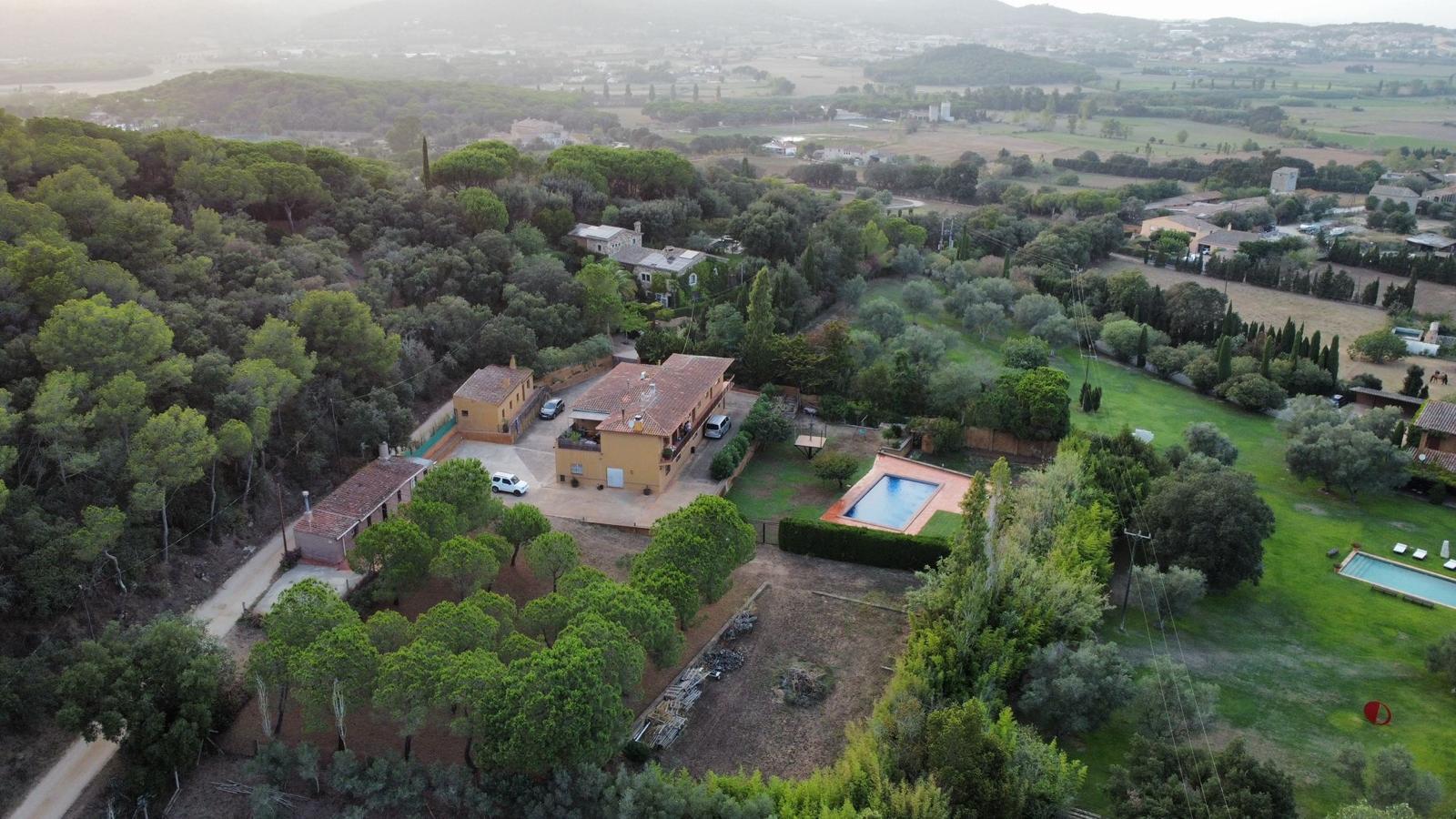 FINCA DE 4.000 M2 CON CASA DE CAMPO SITUADA EN UN EXCLUSIVO PARAJE ENTRE CALELLA DE PALAFRUGELL Y MONT-RAS