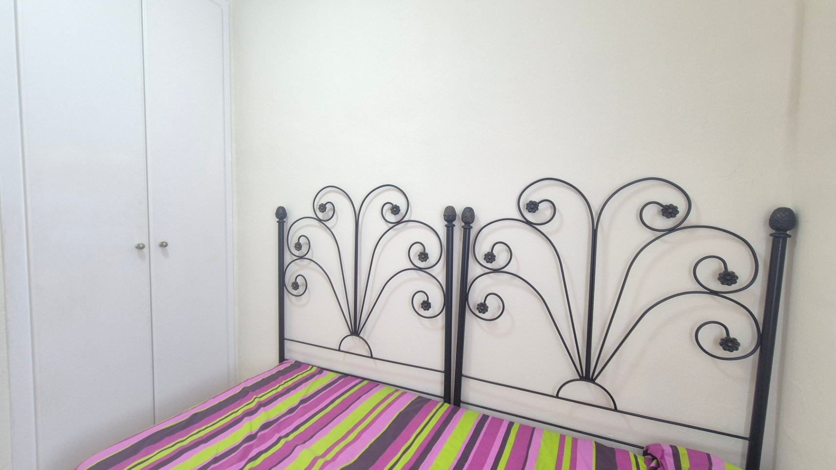 CASA EN VENTA, CON GARAJE, JARDÍN, TERRAZA Y PATIO, SITUADA EN  ZONA RESIDENCIAL