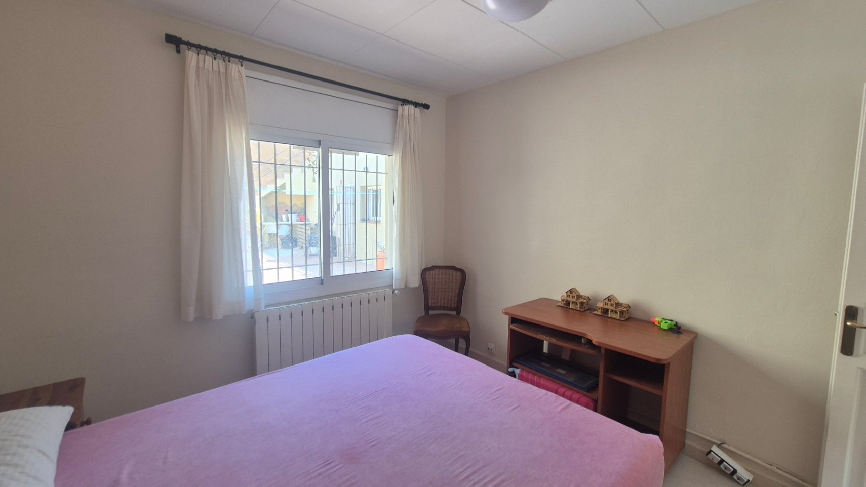 CASA EN VENTA, CON GARAJE, JARDÍN, TERRAZA Y PATIO, SITUADA EN  ZONA RESIDENCIAL