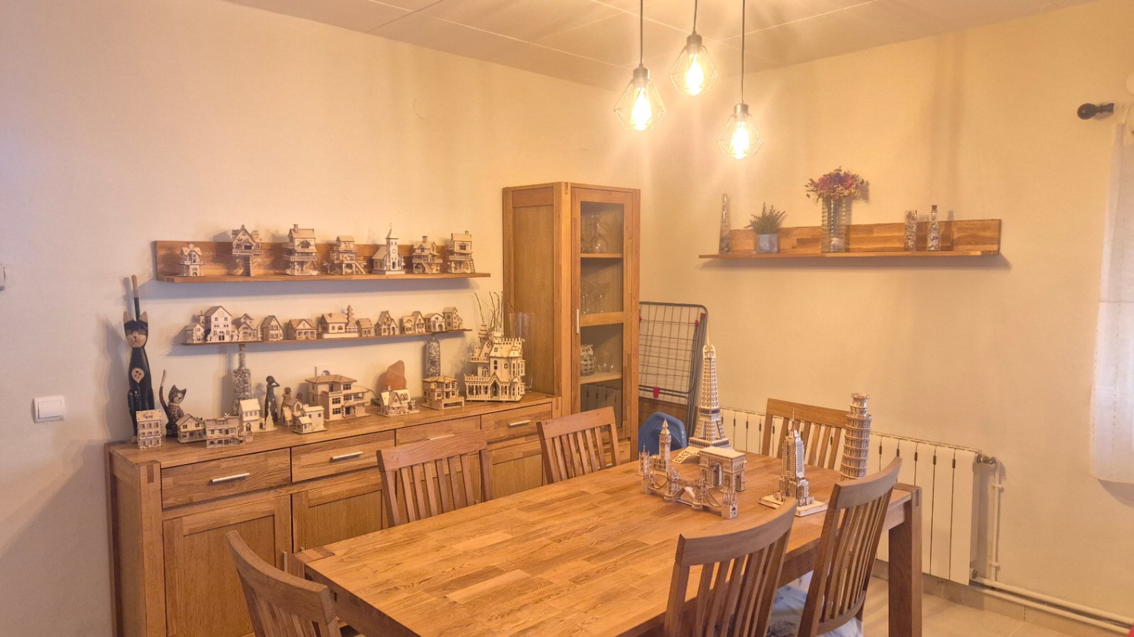 CASA EN VENTA, CON GARAJE, JARDÍN, TERRAZA Y PATIO, SITUADA EN  ZONA RESIDENCIAL