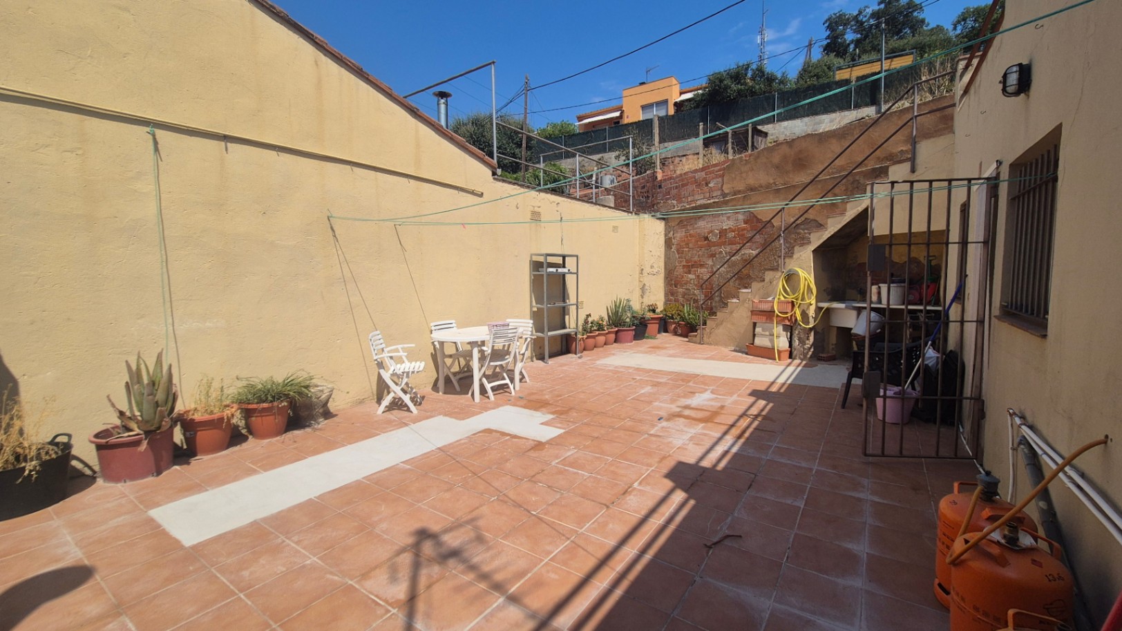 CASA EN VENTA, CON GARAJE, JARDÍN, TERRAZA Y PATIO, SITUADA EN  ZONA RESIDENCIAL