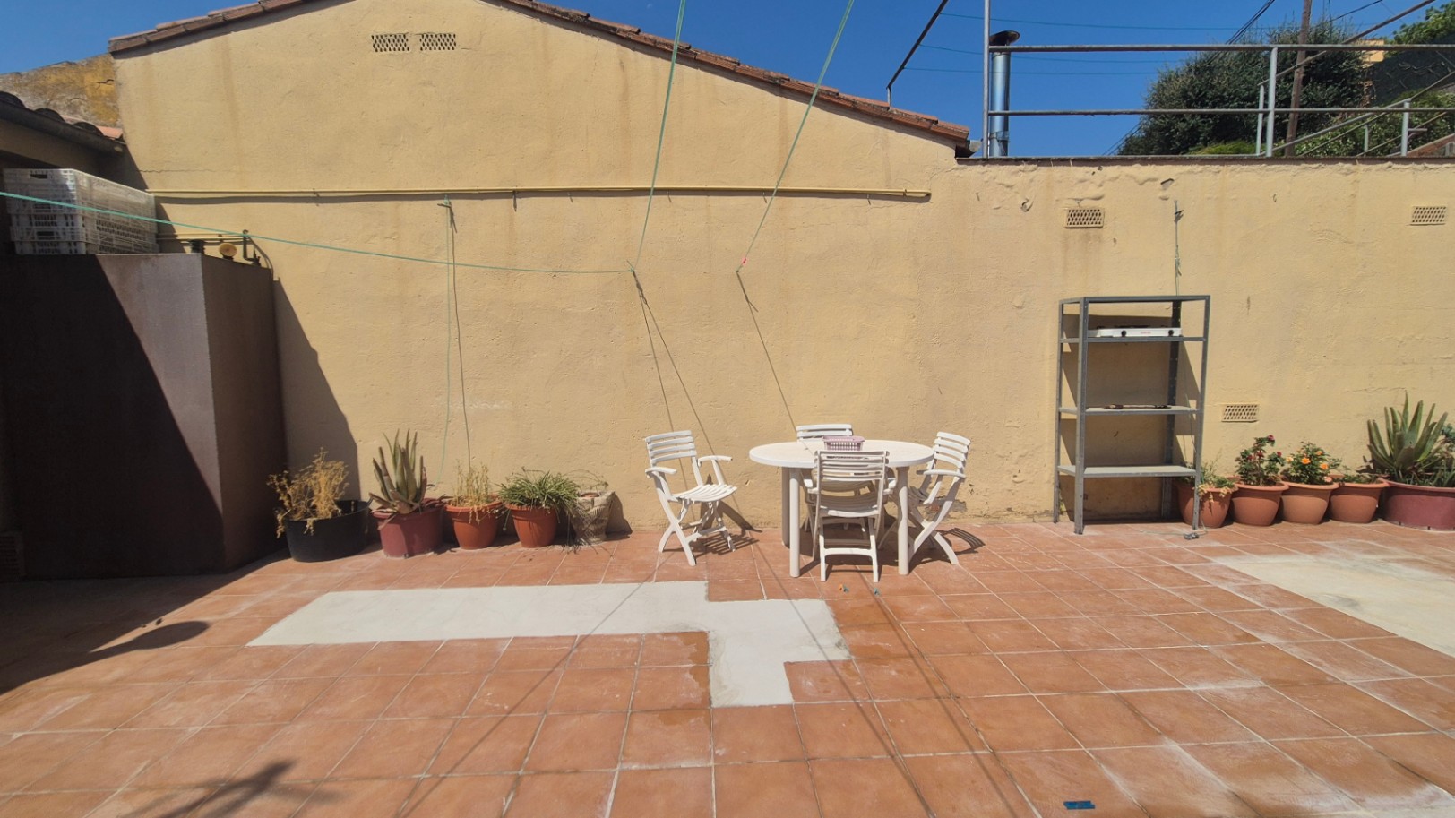 CASA EN VENTA, CON GARAJE, JARDÍN, TERRAZA Y PATIO, SITUADA EN  ZONA RESIDENCIAL