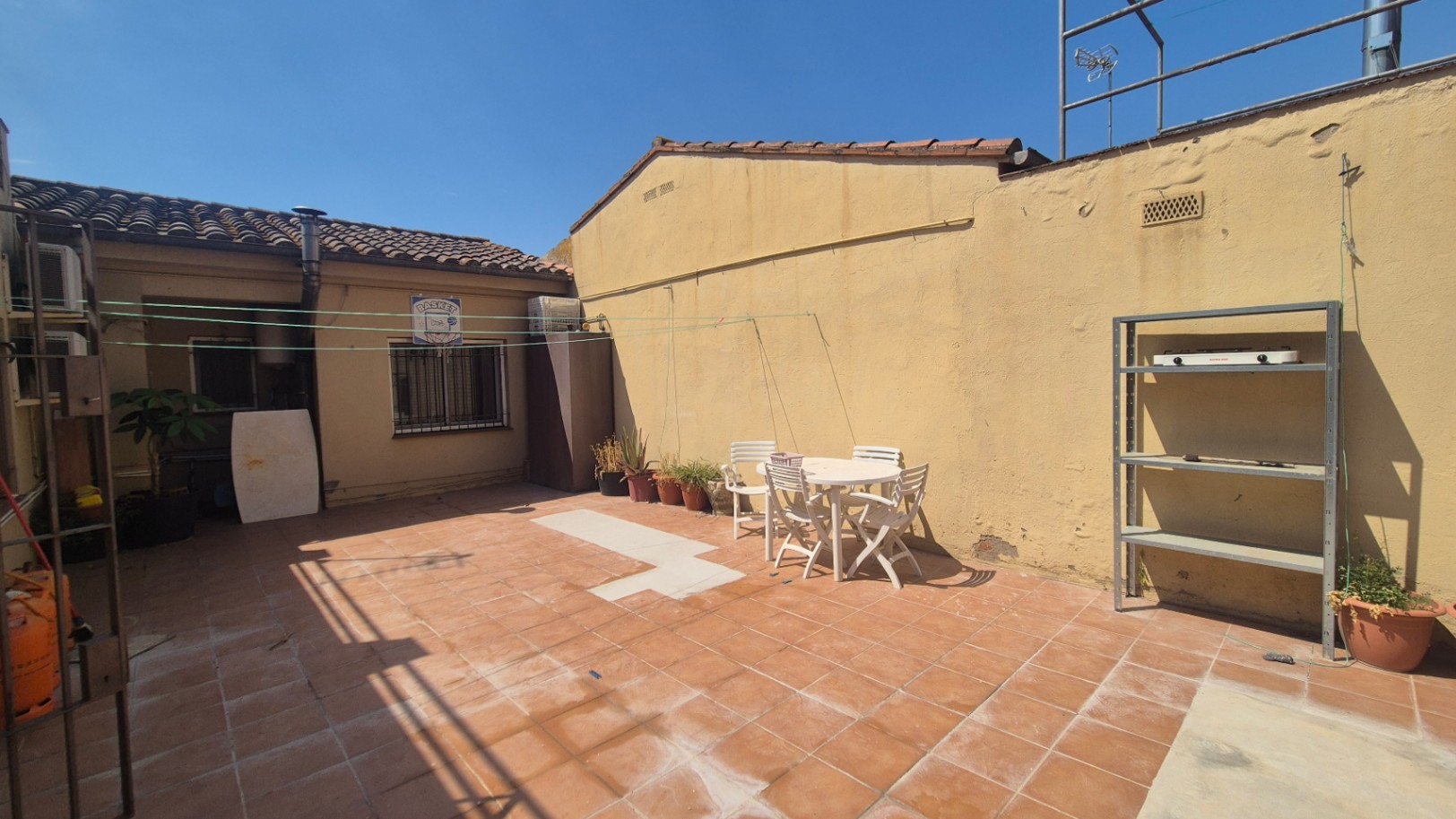 CASA EN VENTA, CON GARAJE, JARDÍN, TERRAZA Y PATIO, SITUADA EN  ZONA RESIDENCIAL