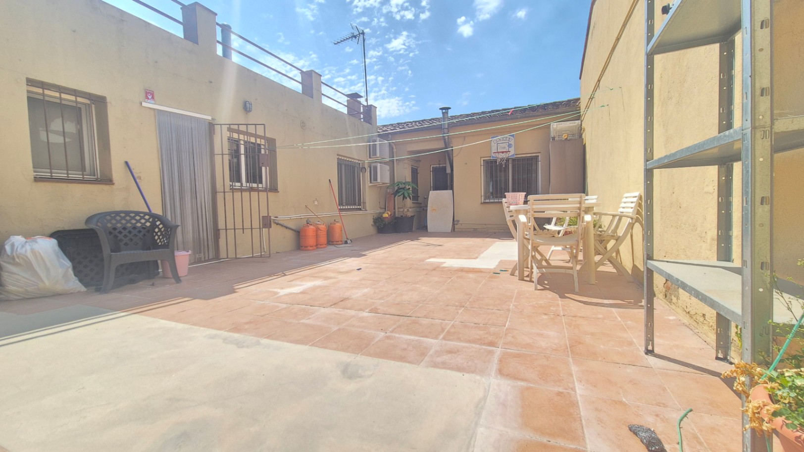 CASA EN VENTA, CON GARAJE, JARDÍN, TERRAZA Y PATIO, SITUADA EN  ZONA RESIDENCIAL