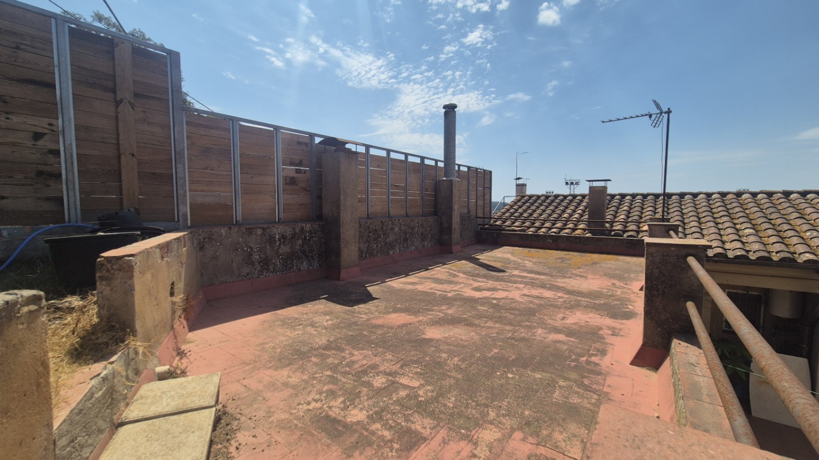 CASA EN VENTA, CON GARAJE, JARDÍN, TERRAZA Y PATIO, SITUADA EN  ZONA RESIDENCIAL