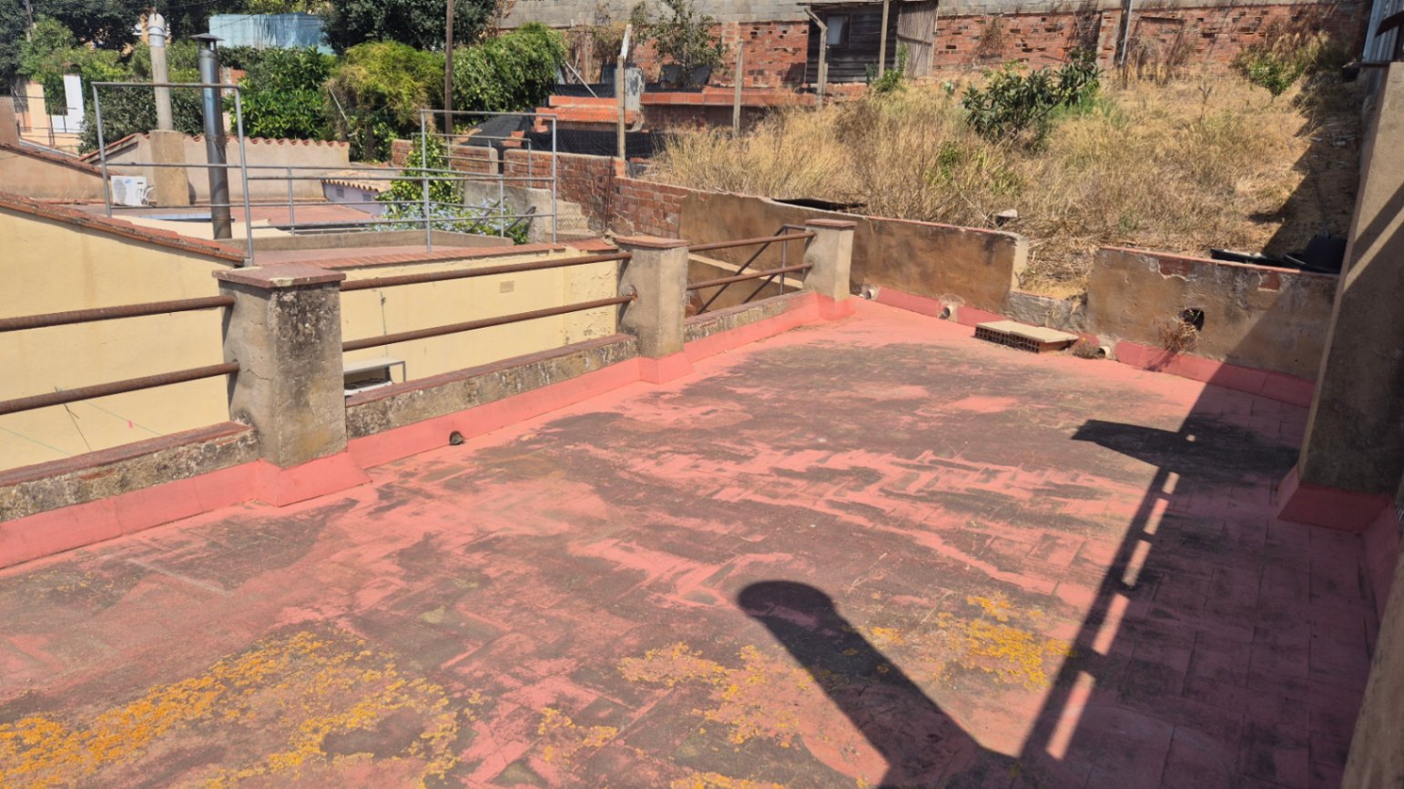 CASA EN VENTA, CON GARAJE, JARDÍN, TERRAZA Y PATIO, SITUADA EN  ZONA RESIDENCIAL