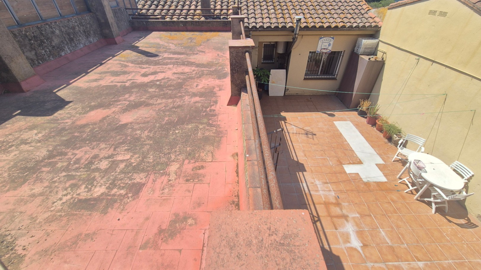 CASA EN VENTA, CON GARAJE, JARDÍN, TERRAZA Y PATIO, SITUADA EN  ZONA RESIDENCIAL