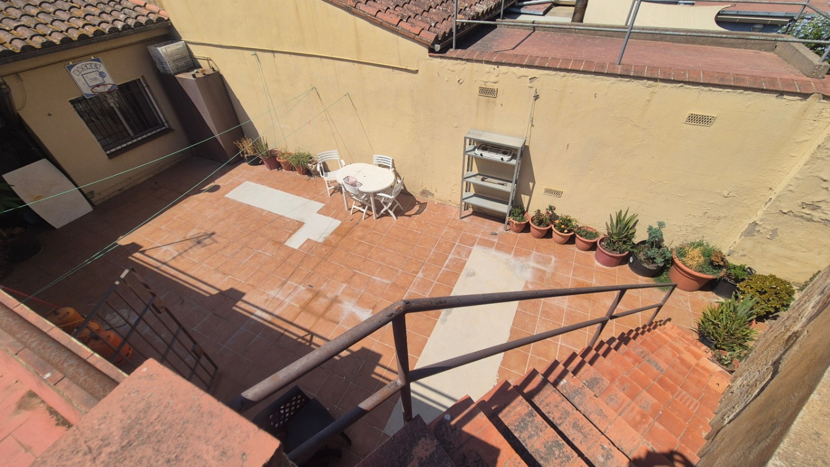 CASA EN VENTA, CON GARAJE, JARDÍN, TERRAZA Y PATIO, SITUADA EN  ZONA RESIDENCIAL