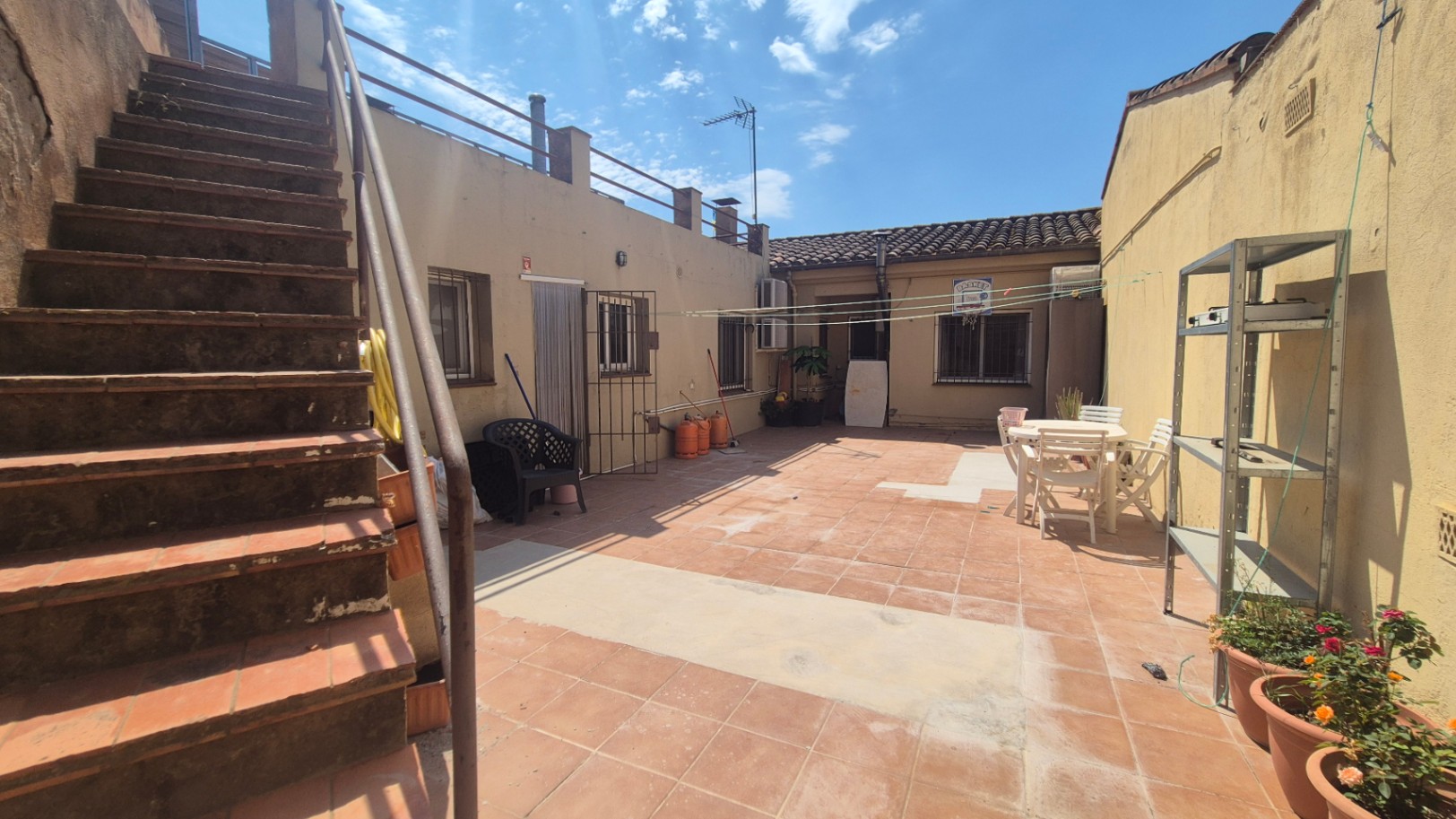 CASA EN VENTA, CON GARAJE, JARDÍN, TERRAZA Y PATIO, SITUADA EN  ZONA RESIDENCIAL