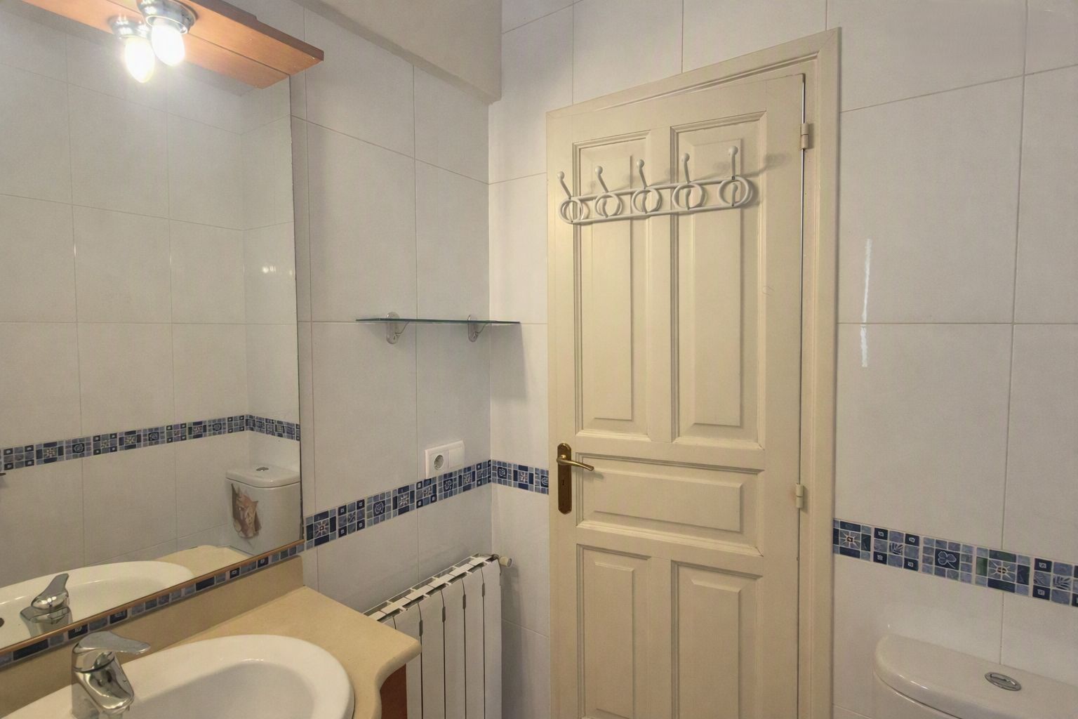 CASA EN VENTA, CON GARAJE, JARDÍN, TERRAZA Y PATIO, SITUADA EN  ZONA RESIDENCIAL