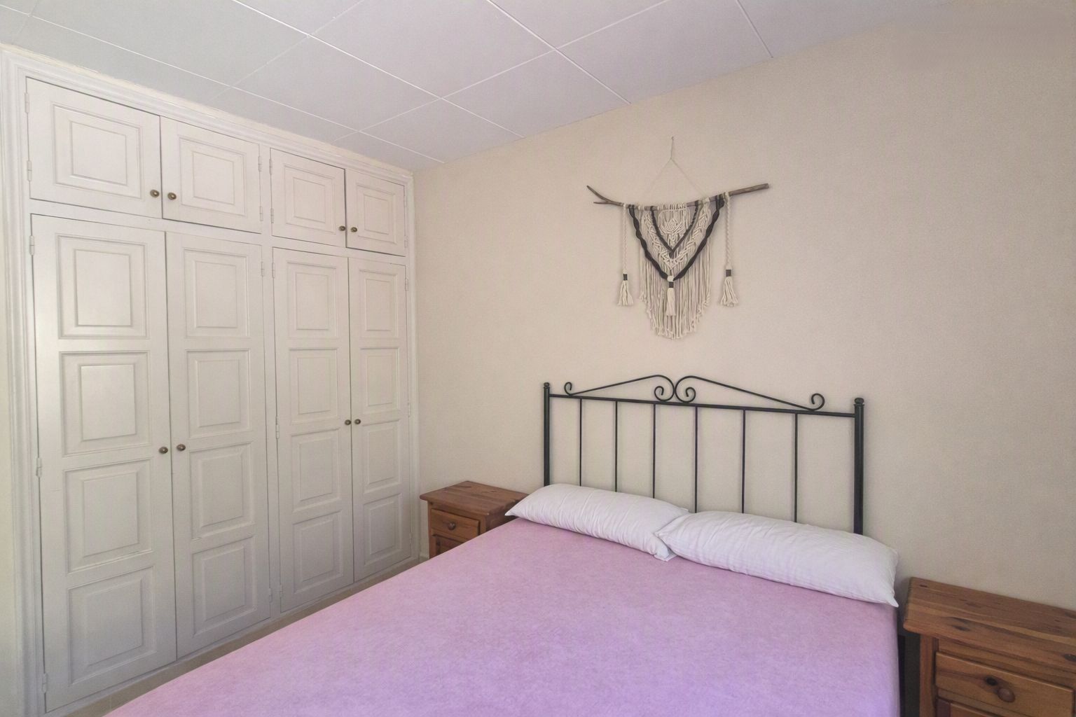 CASA EN VENTA, CON GARAJE, JARDÍN, TERRAZA Y PATIO, SITUADA EN  ZONA RESIDENCIAL