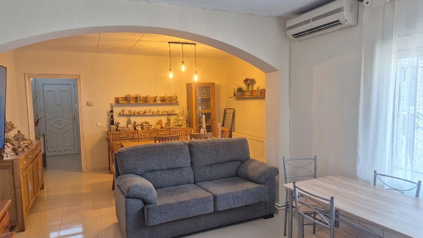 CASA EN VENTA, CON GARAJE, JARDÍN, TERRAZA Y PATIO, SITUADA EN  ZONA RESIDENCIAL