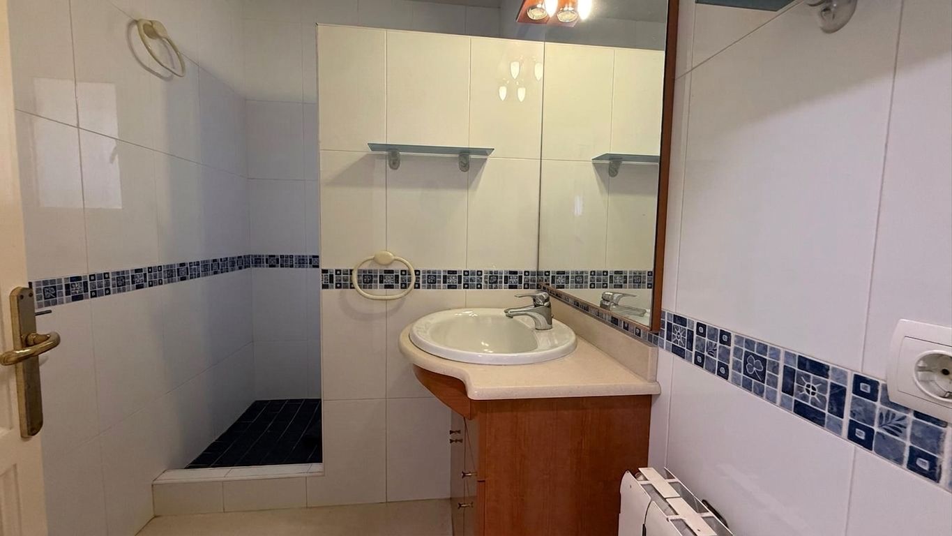 CASA EN VENTA, CON GARAJE, JARDÍN, TERRAZA Y PATIO, SITUADA EN  ZONA RESIDENCIAL