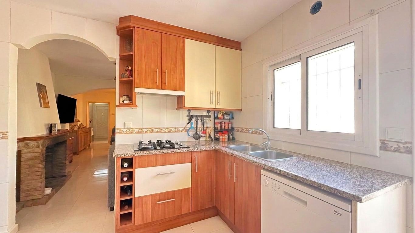 CASA EN VENTA, CON GARAJE, JARDÍN, TERRAZA Y PATIO, SITUADA EN  ZONA RESIDENCIAL