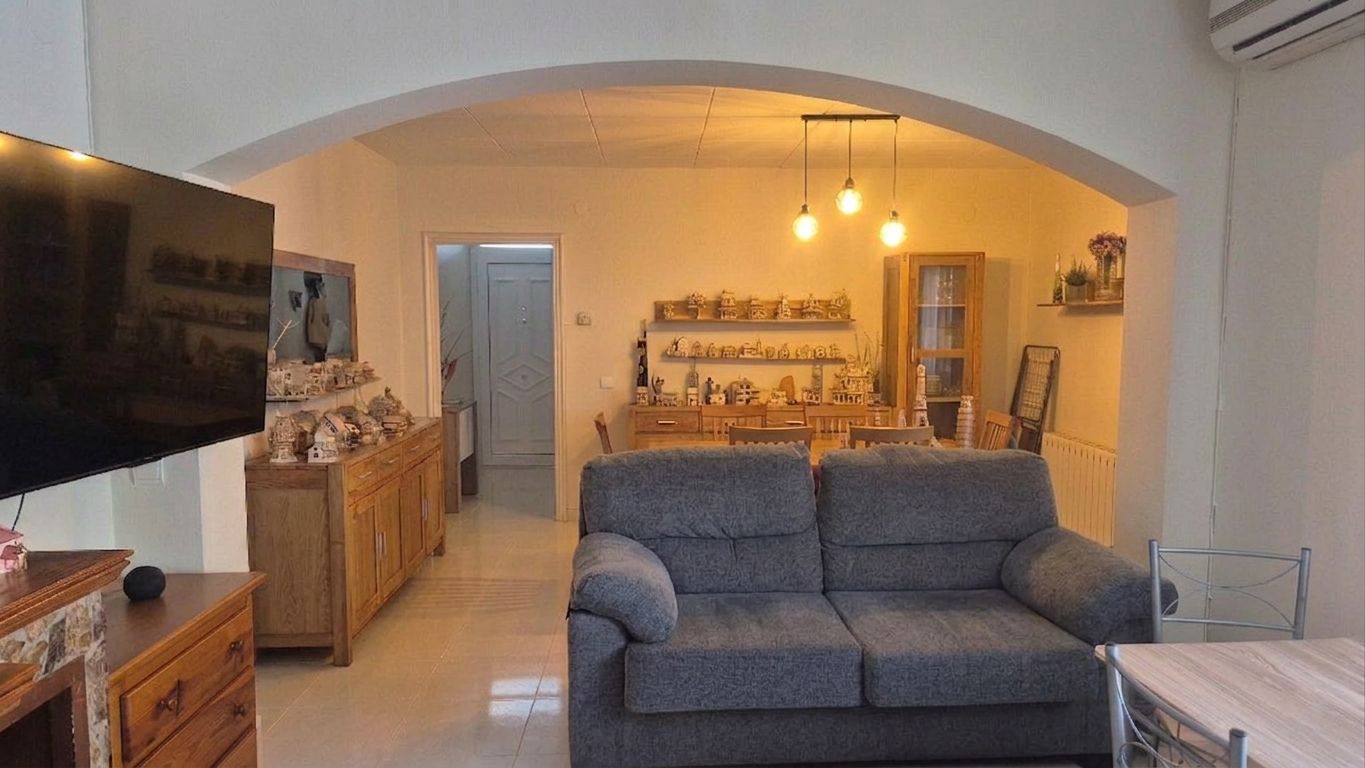 CASA EN VENTA, CON GARAJE, JARDÍN, TERRAZA Y PATIO, SITUADA EN  ZONA RESIDENCIAL