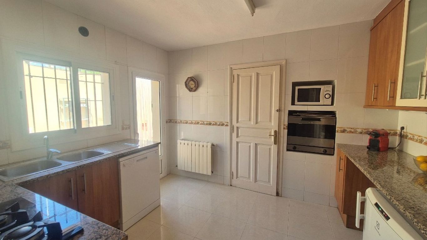CASA EN VENTA, CON GARAJE, JARDÍN, TERRAZA Y PATIO, SITUADA EN  ZONA RESIDENCIAL