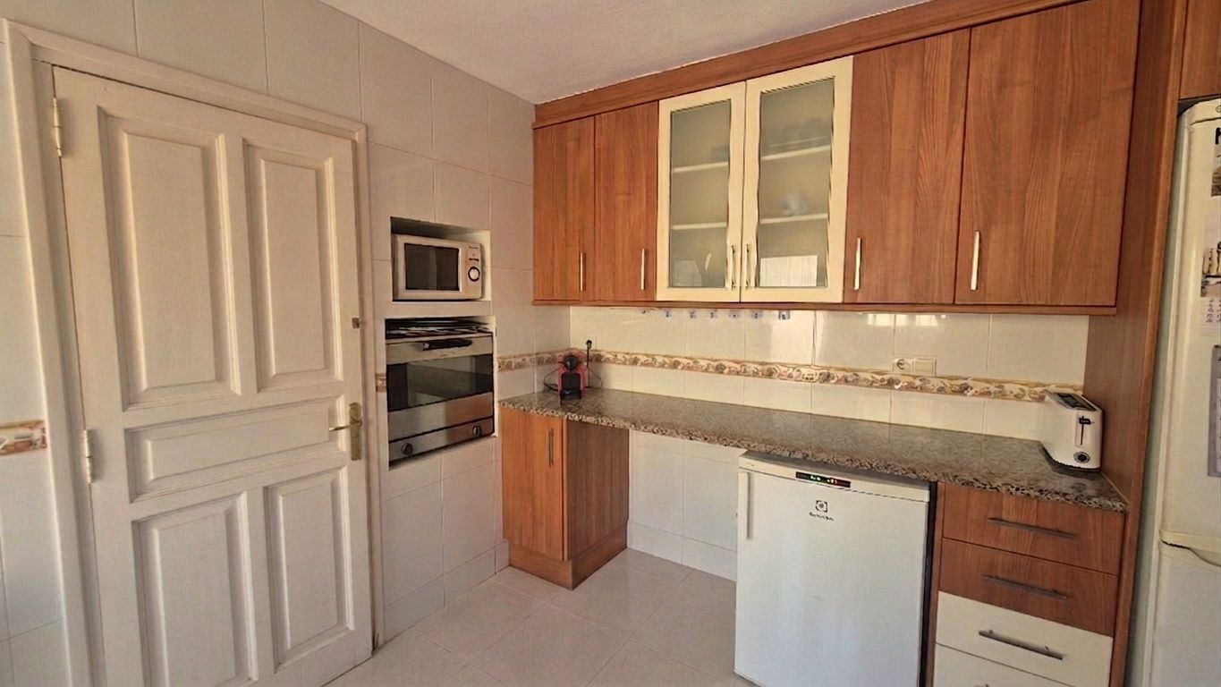 CASA EN VENTA, CON GARAJE, JARDÍN, TERRAZA Y PATIO, SITUADA EN  ZONA RESIDENCIAL