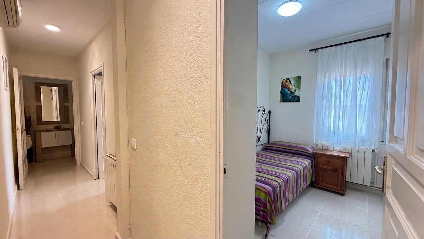 CASA EN VENTA, CON GARAJE, JARDÍN, TERRAZA Y PATIO, SITUADA EN  ZONA RESIDENCIAL