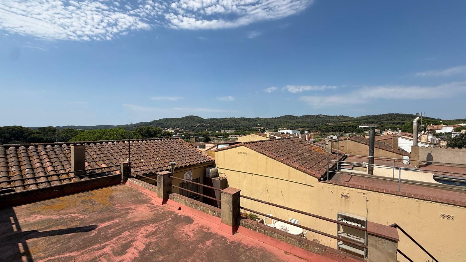 CASA EN VENTA, CON GARAJE, JARDÍN, TERRAZA Y PATIO, SITUADA EN  ZONA RESIDENCIAL