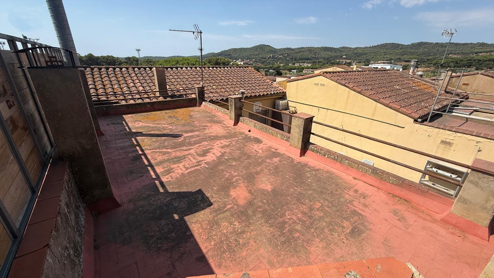 CASA EN VENTA, CON GARAJE, JARDÍN, TERRAZA Y PATIO, SITUADA EN  ZONA RESIDENCIAL