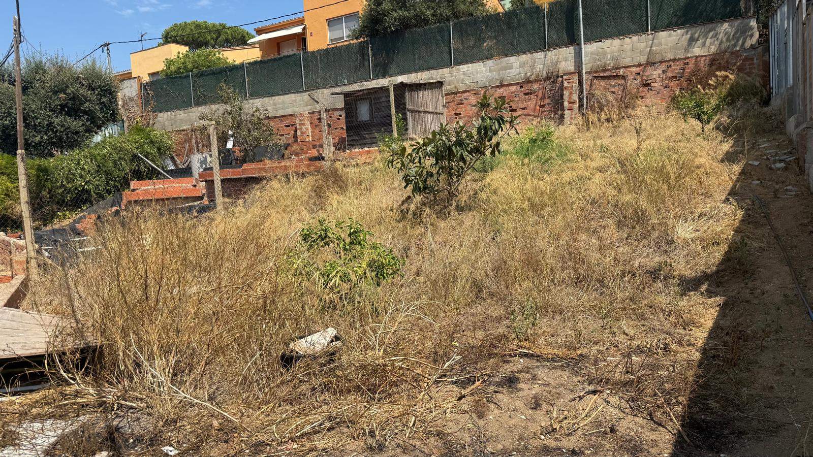 CASA EN VENTA, CON GARAJE, JARDÍN, TERRAZA Y PATIO, SITUADA EN  ZONA RESIDENCIAL