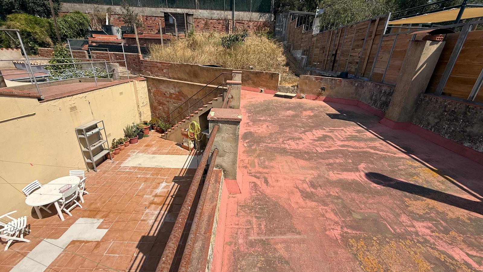 CASA EN VENTA, CON GARAJE, JARDÍN, TERRAZA Y PATIO, SITUADA EN  ZONA RESIDENCIAL