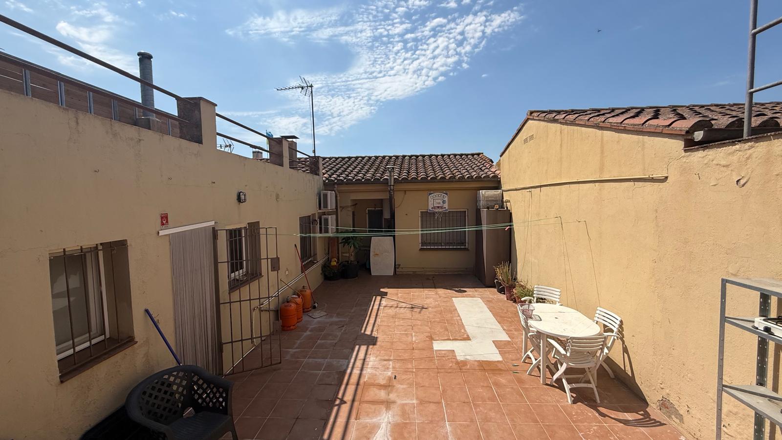 CASA EN VENTA, CON GARAJE, JARDÍN, TERRAZA Y PATIO, SITUADA EN  ZONA RESIDENCIAL