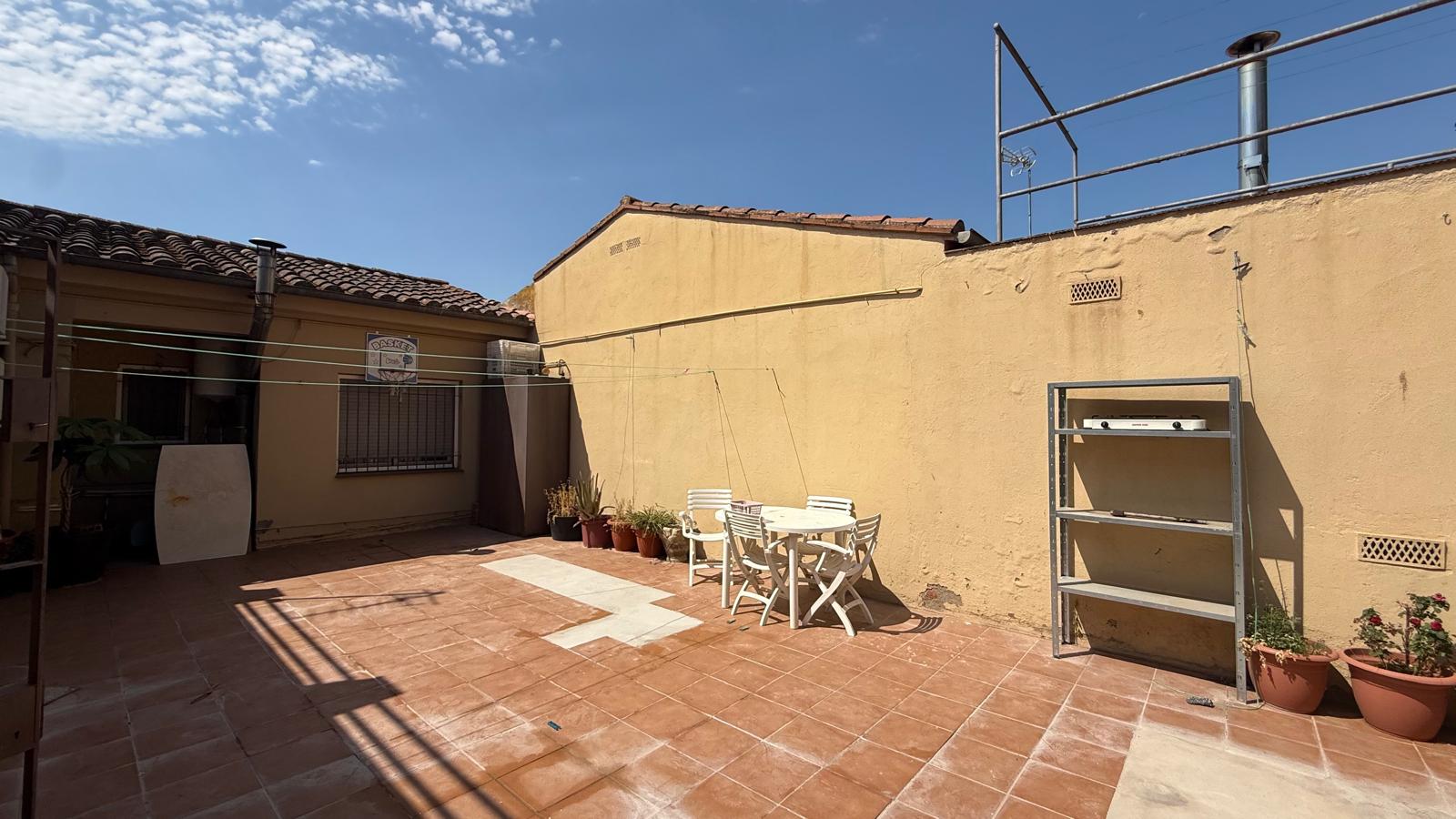 CASA EN VENTA, CON GARAJE, JARDÍN, TERRAZA Y PATIO, SITUADA EN  ZONA RESIDENCIAL
