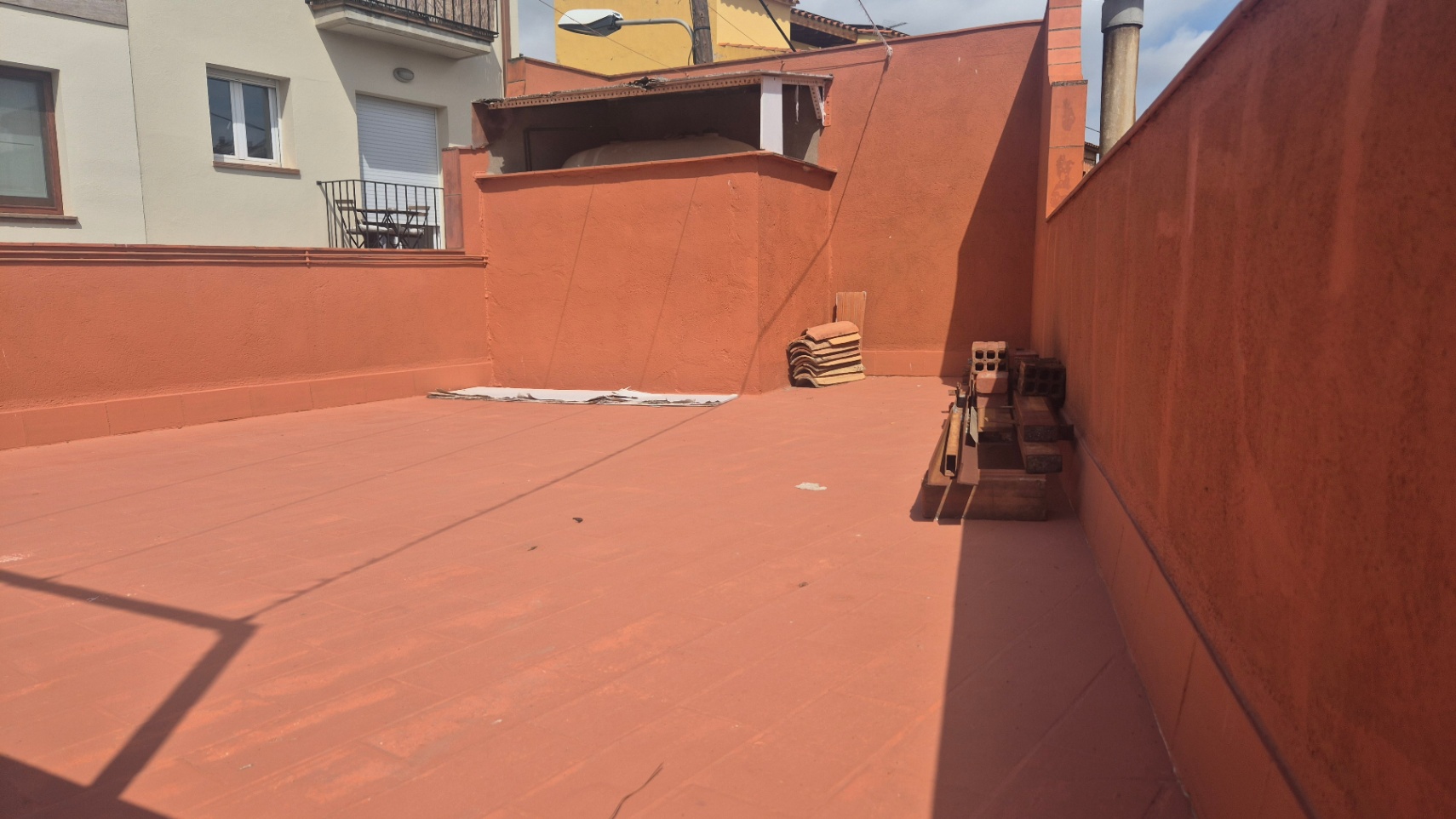 CASA DE PUEBLO HABITABLE, SEMI-ESQUINERA CON PATIO, TERRAZA Y GARAJE EN VENTA EN PALAFRUGELL