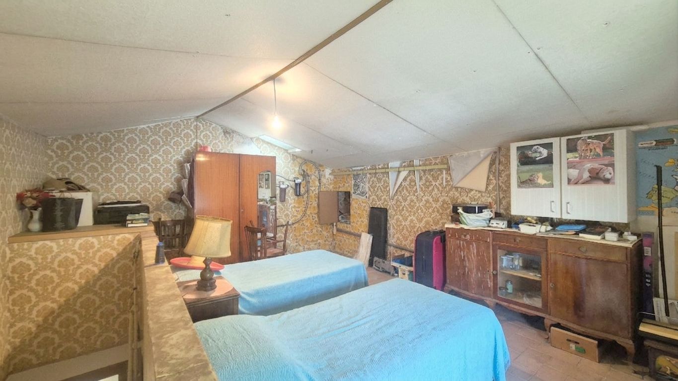 CASA DE PUEBLO HABITABLE, SEMI-ESQUINERA CON PATIO, TERRAZA Y GARAJE EN VENTA EN PALAFRUGELL
