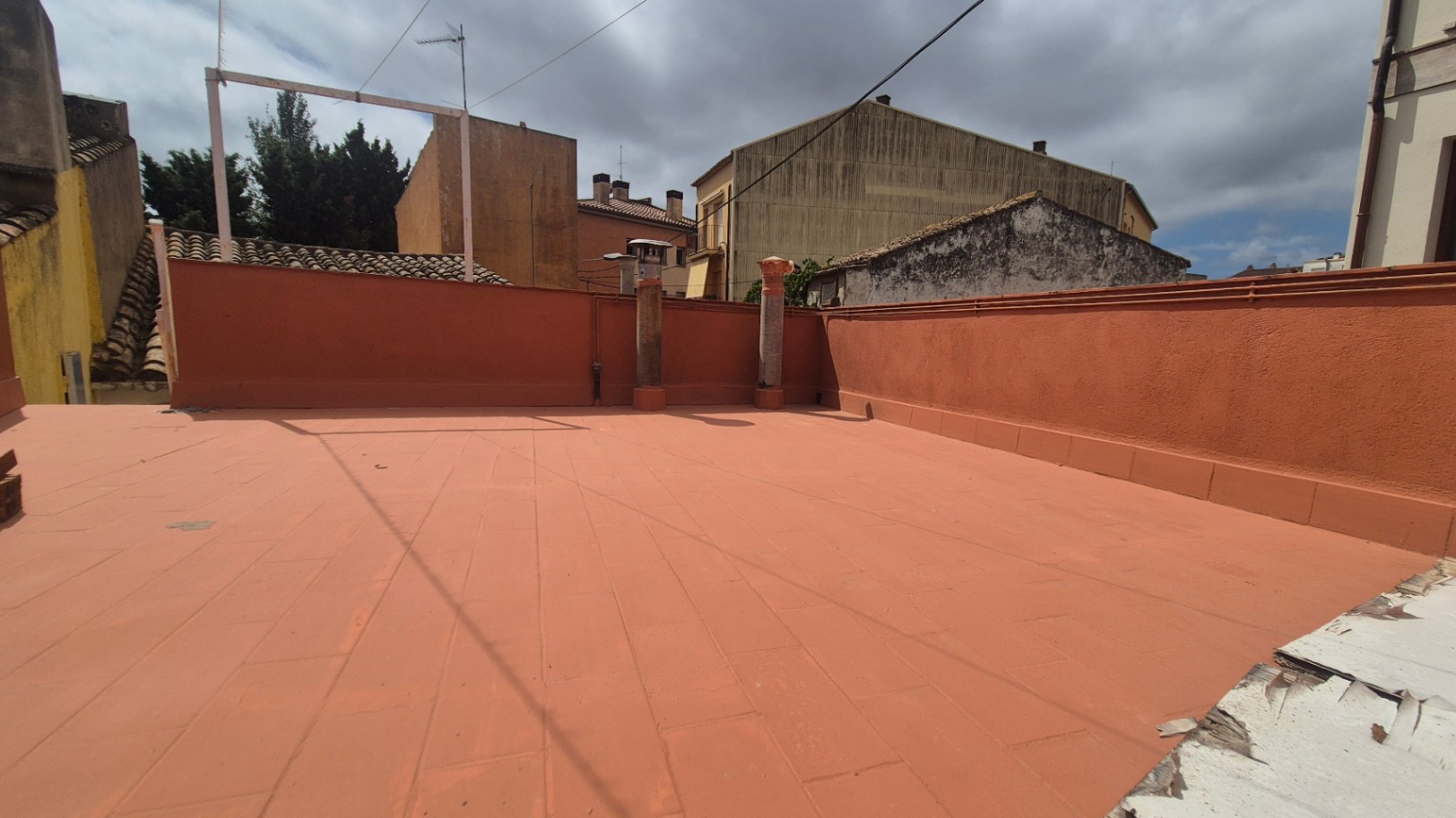 CASA DE PUEBLO HABITABLE, SEMI-ESQUINERA CON PATIO, TERRAZA Y GARAJE EN VENTA EN PALAFRUGELL