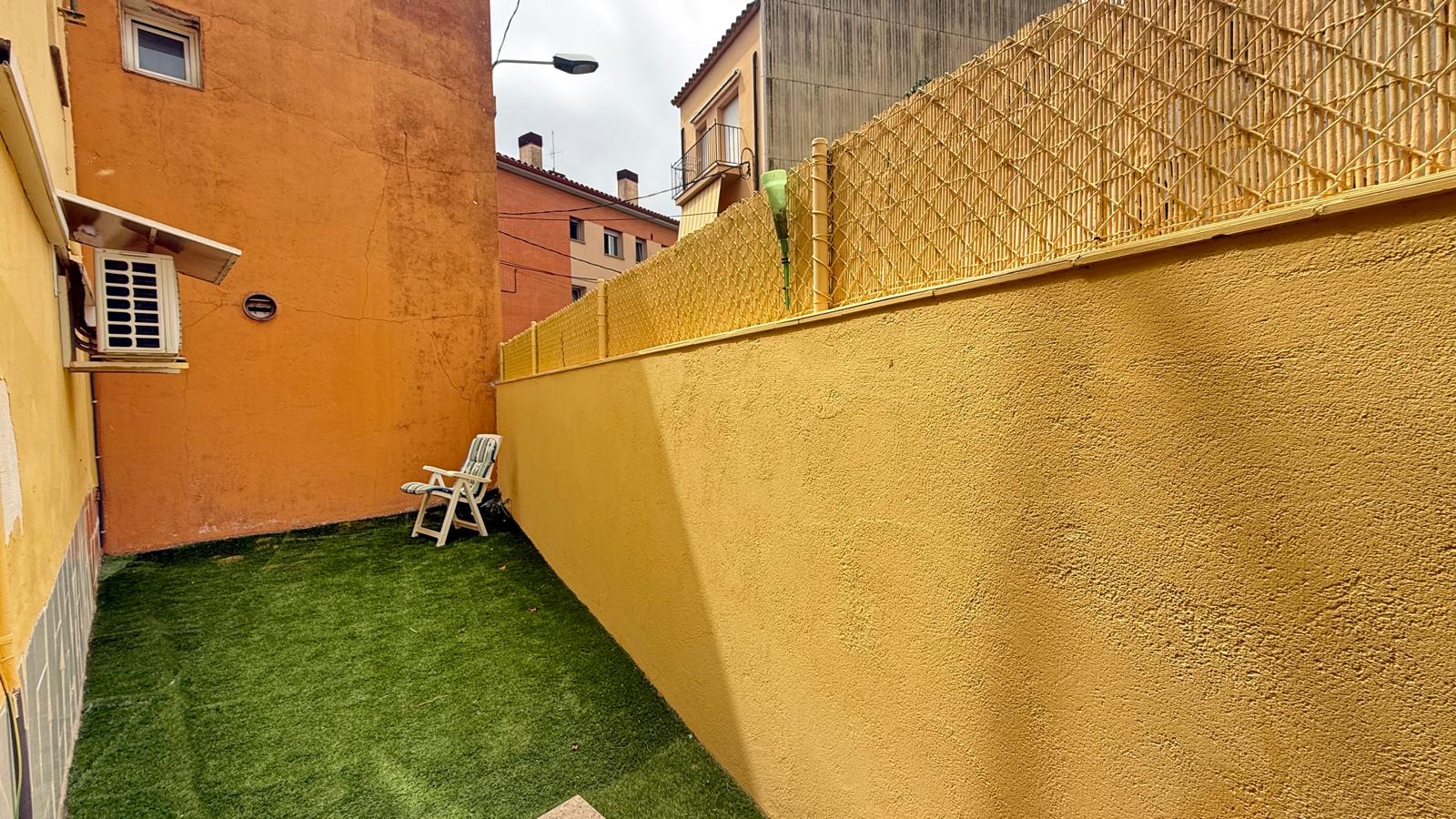 CASA DE PUEBLO HABITABLE, SEMI-ESQUINERA CON PATIO, TERRAZA Y GARAJE EN VENTA EN PALAFRUGELL