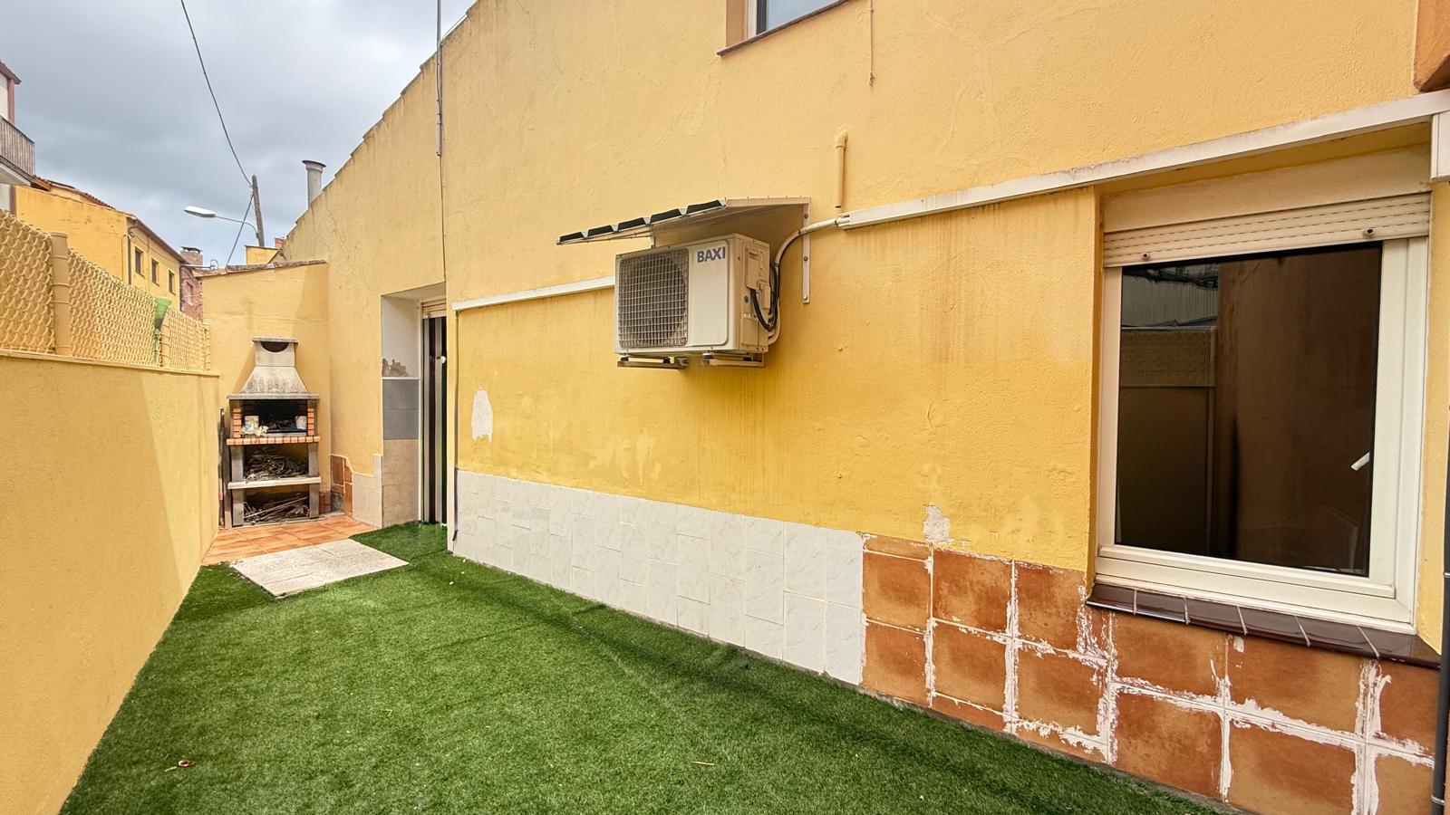 CASA DE PUEBLO HABITABLE, SEMI-ESQUINERA CON PATIO, TERRAZA Y GARAJE EN VENTA EN PALAFRUGELL