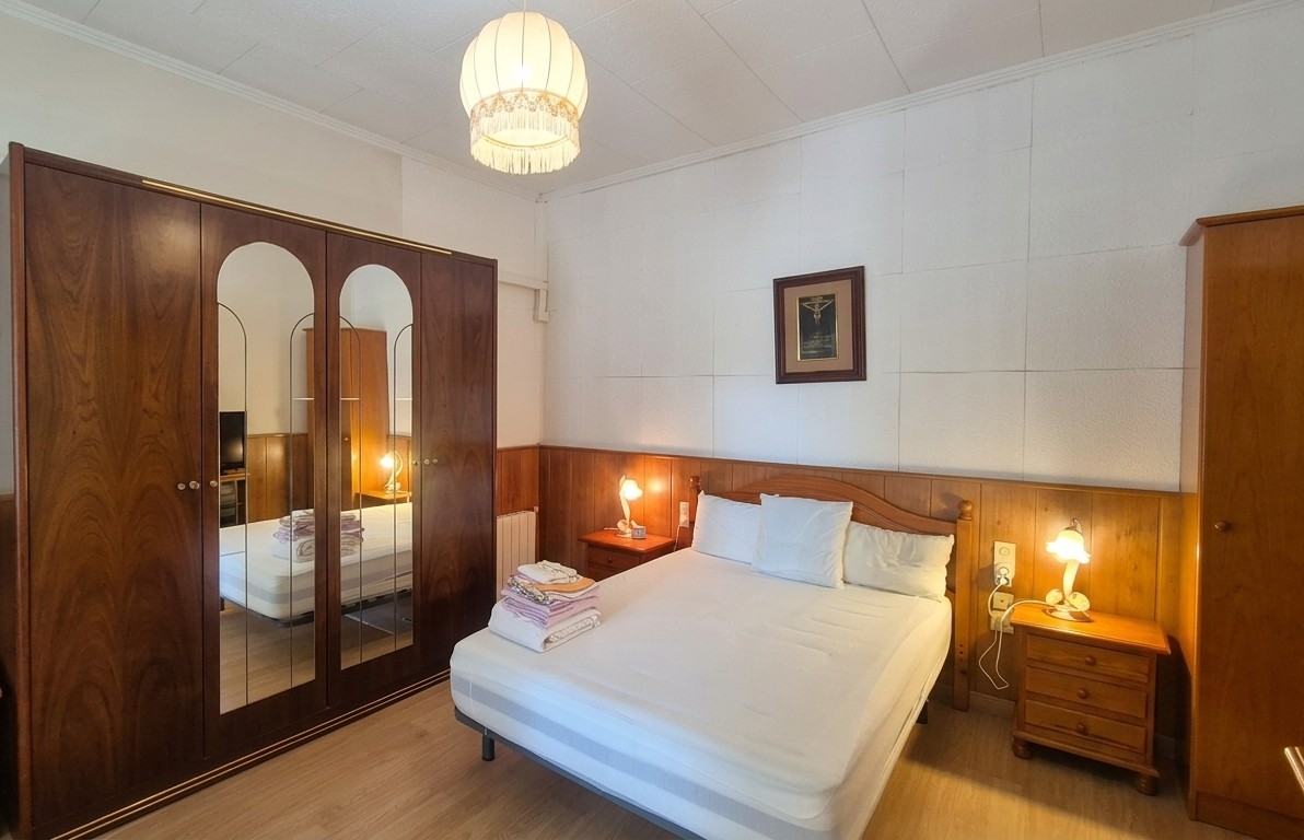 CASA DE PUEBLO HABITABLE, SEMI-ESQUINERA CON PATIO, TERRAZA Y GARAJE EN VENTA EN PALAFRUGELL
