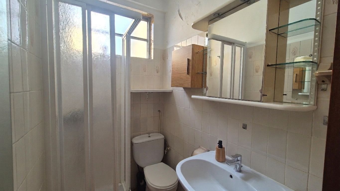 CASA DE PUEBLO HABITABLE, SEMI-ESQUINERA CON PATIO, TERRAZA Y GARAJE EN VENTA EN PALAFRUGELL