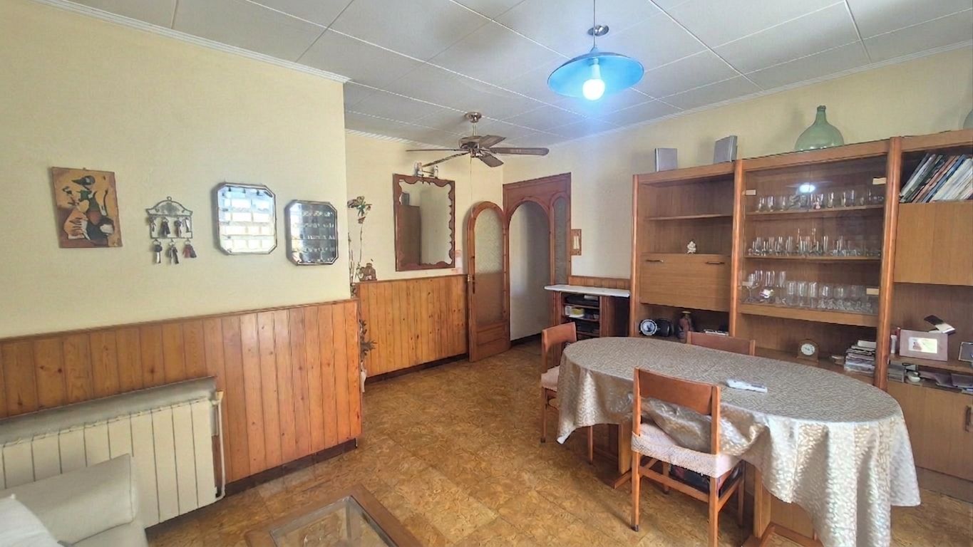 CASA DE PUEBLO HABITABLE, SEMI-ESQUINERA CON PATIO, TERRAZA Y GARAJE EN VENTA EN PALAFRUGELL