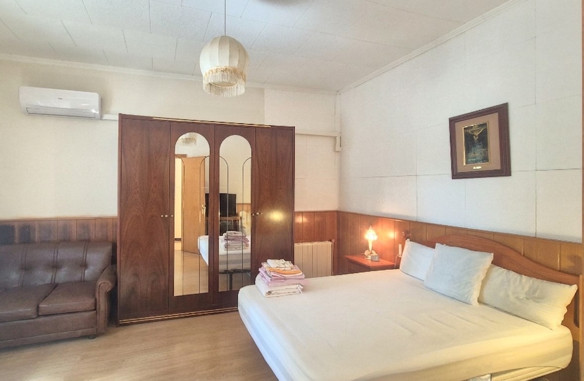 CASA DE PUEBLO HABITABLE, SEMI-ESQUINERA CON PATIO, TERRAZA Y GARAJE EN VENTA EN PALAFRUGELL