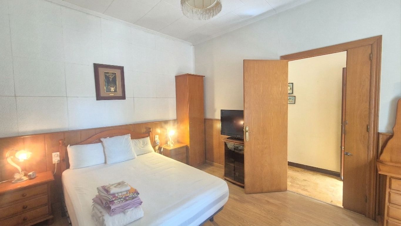 CASA DE PUEBLO HABITABLE, SEMI-ESQUINERA CON PATIO, TERRAZA Y GARAJE EN VENTA EN PALAFRUGELL