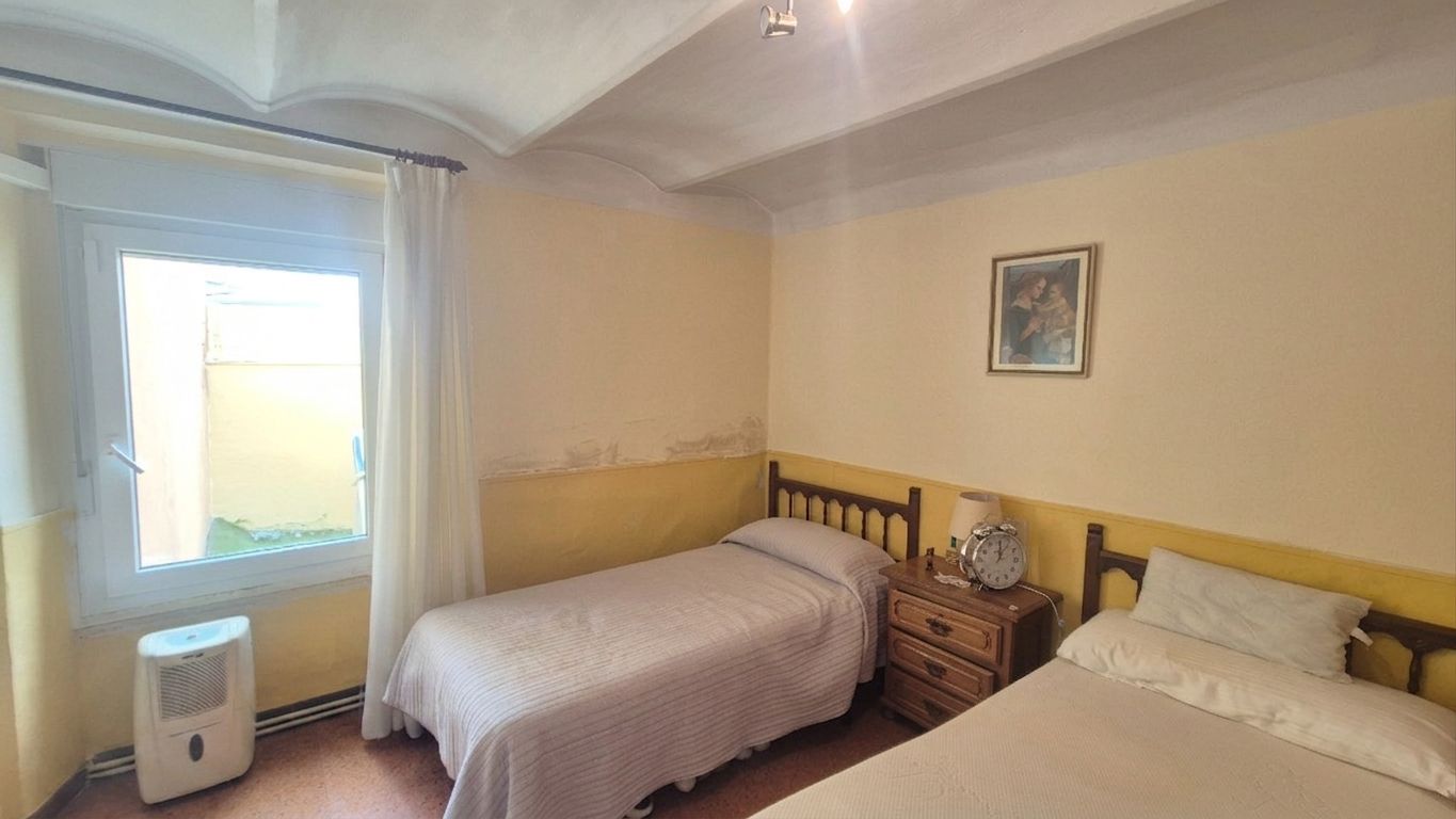 CASA DE PUEBLO HABITABLE, SEMI-ESQUINERA CON PATIO, TERRAZA Y GARAJE EN VENTA EN PALAFRUGELL