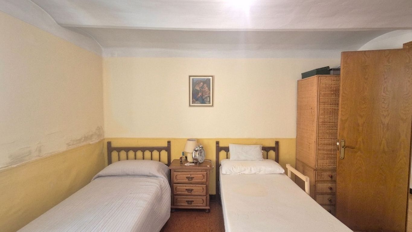 CASA DE PUEBLO HABITABLE, SEMI-ESQUINERA CON PATIO, TERRAZA Y GARAJE EN VENTA EN PALAFRUGELL