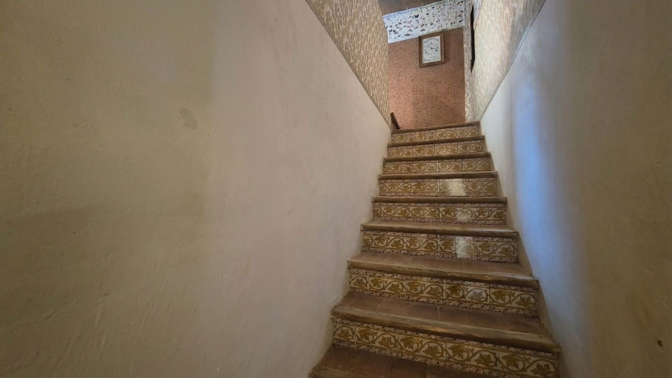 CASA DE PUEBLO HABITABLE, SEMI-ESQUINERA CON PATIO, TERRAZA Y GARAJE EN VENTA EN PALAFRUGELL