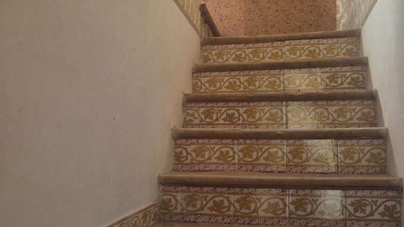 CASA DE PUEBLO HABITABLE, SEMI-ESQUINERA CON PATIO, TERRAZA Y GARAJE EN VENTA EN PALAFRUGELL