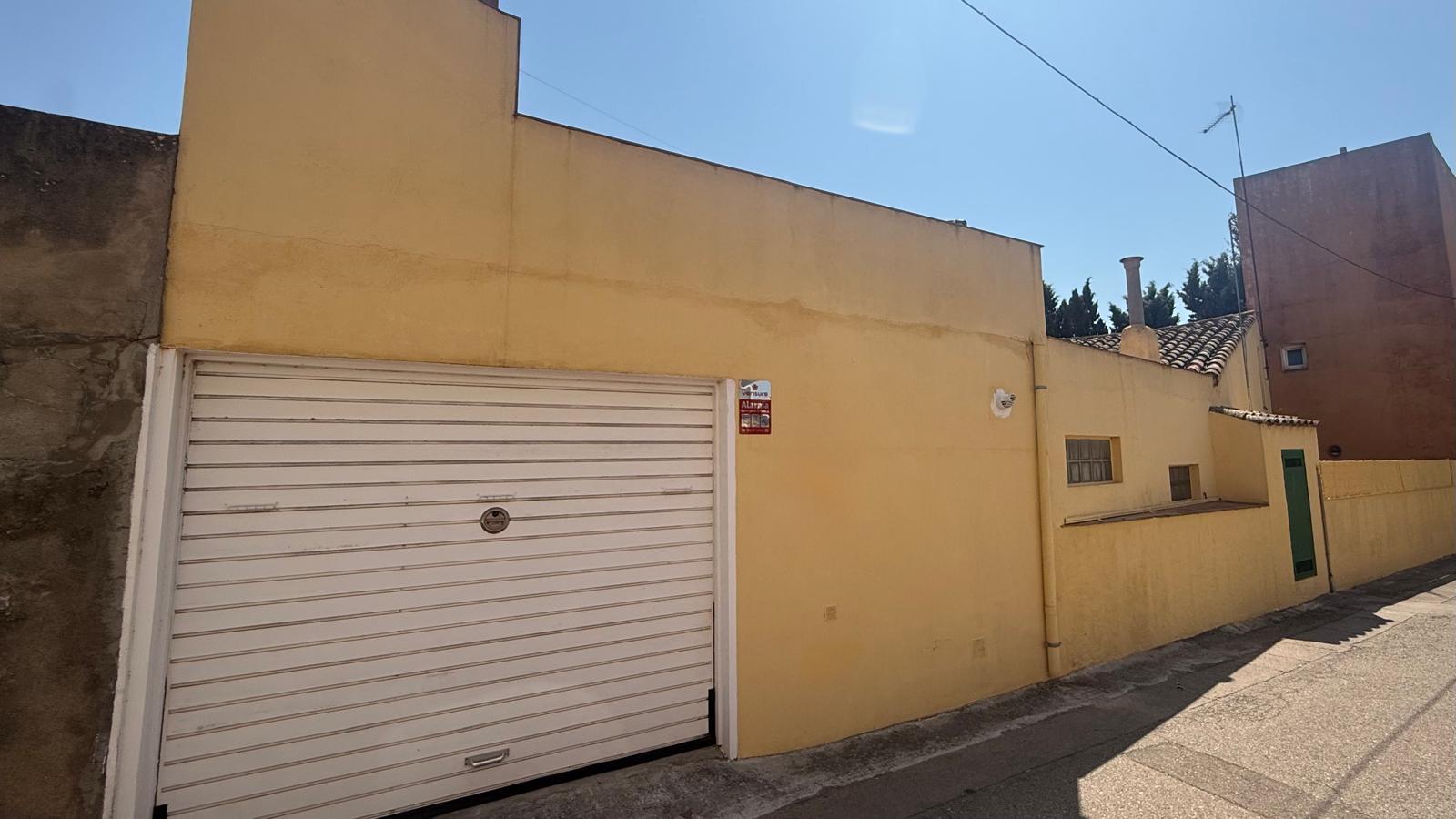 CASA DE PUEBLO HABITABLE, SEMI-ESQUINERA CON PATIO, TERRAZA Y GARAJE EN VENTA EN PALAFRUGELL