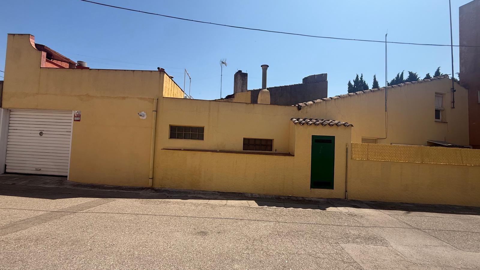 CASA DE PUEBLO HABITABLE, SEMI-ESQUINERA CON PATIO, TERRAZA Y GARAJE EN VENTA EN PALAFRUGELL