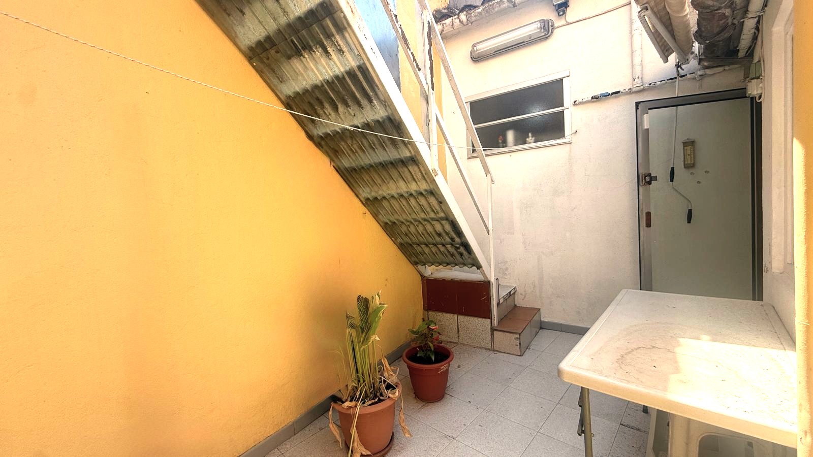 CASA DE PUEBLO HABITABLE, SEMI-ESQUINERA CON PATIO, TERRAZA Y GARAJE EN VENTA EN PALAFRUGELL