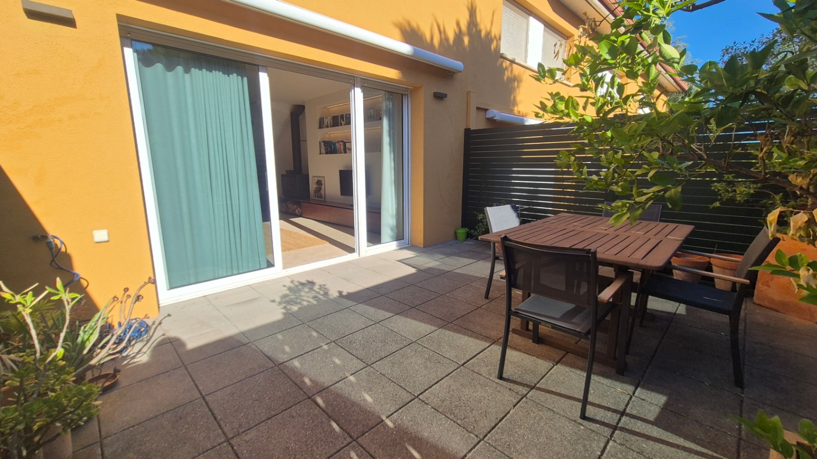 Casa con jardín y piscina comunitaria,  situada a pie del casco histórico de Pals, Girona, Baix Empordà.